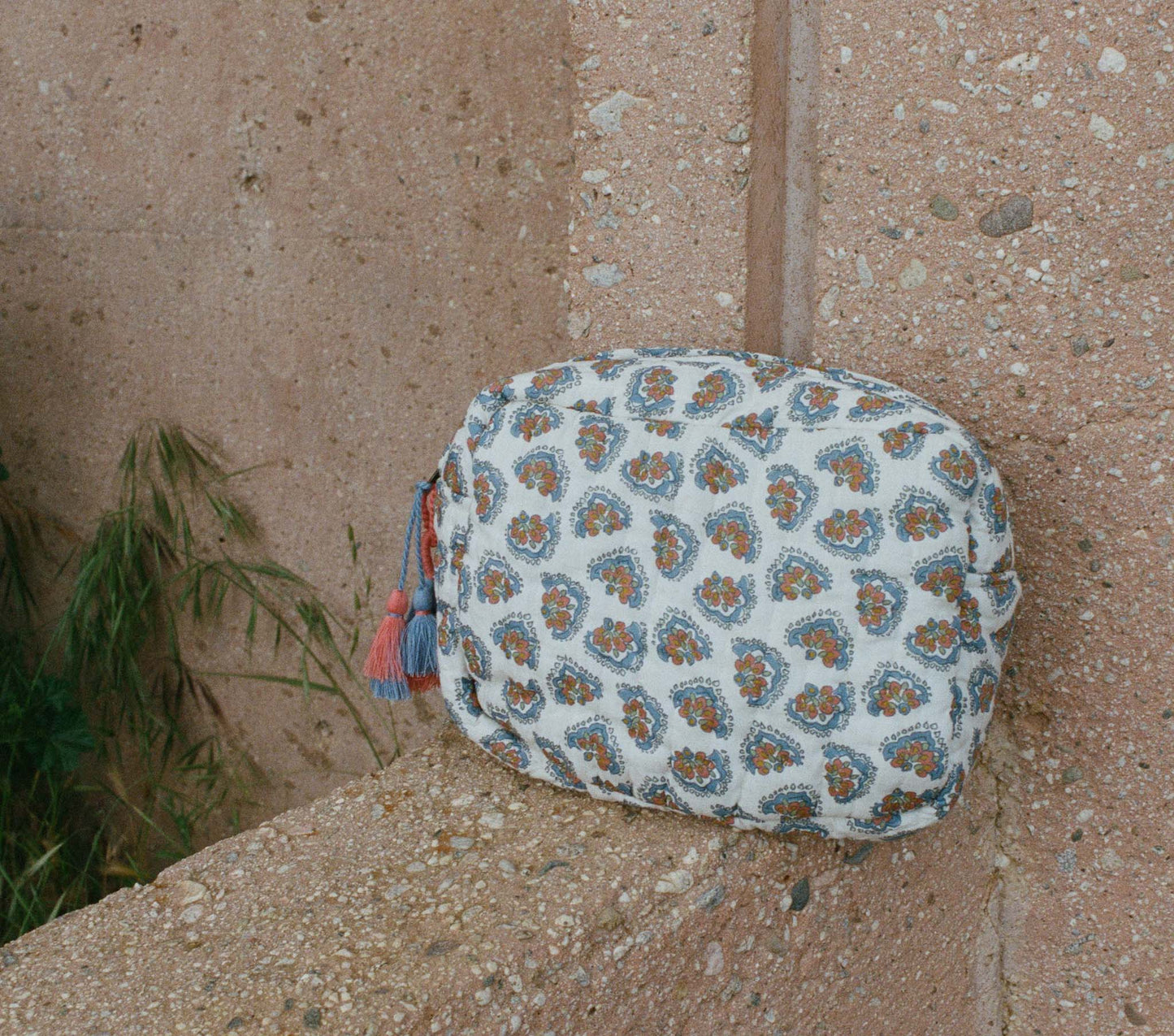HMD -- HOLLOWAY PETITE QUILTED POUCH -- SEA SALT BEDFORD PAISLEY