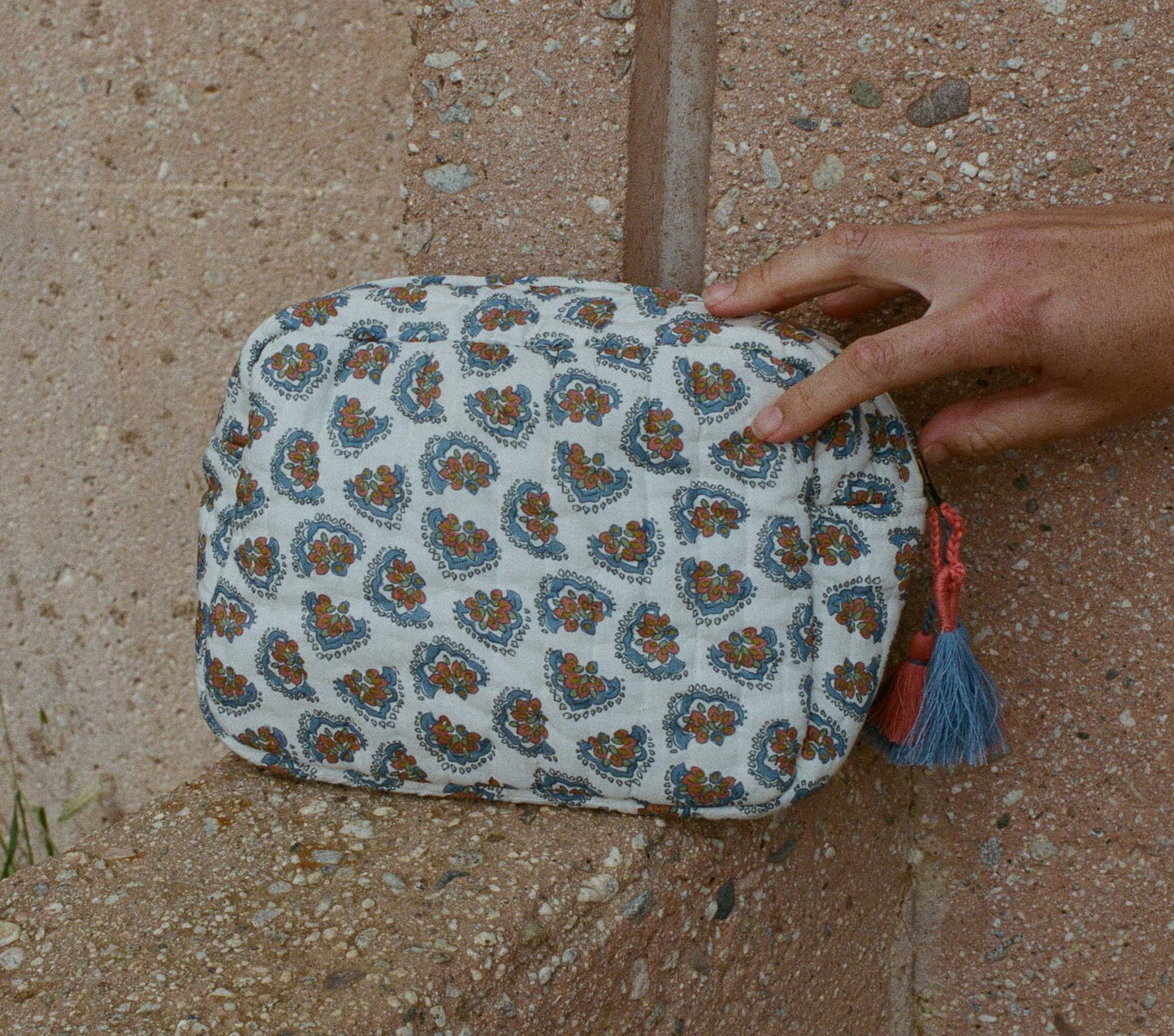 HMD -- HOLLOWAY PETITE QUILTED POUCH -- SEA SALT BEDFORD PAISLEY