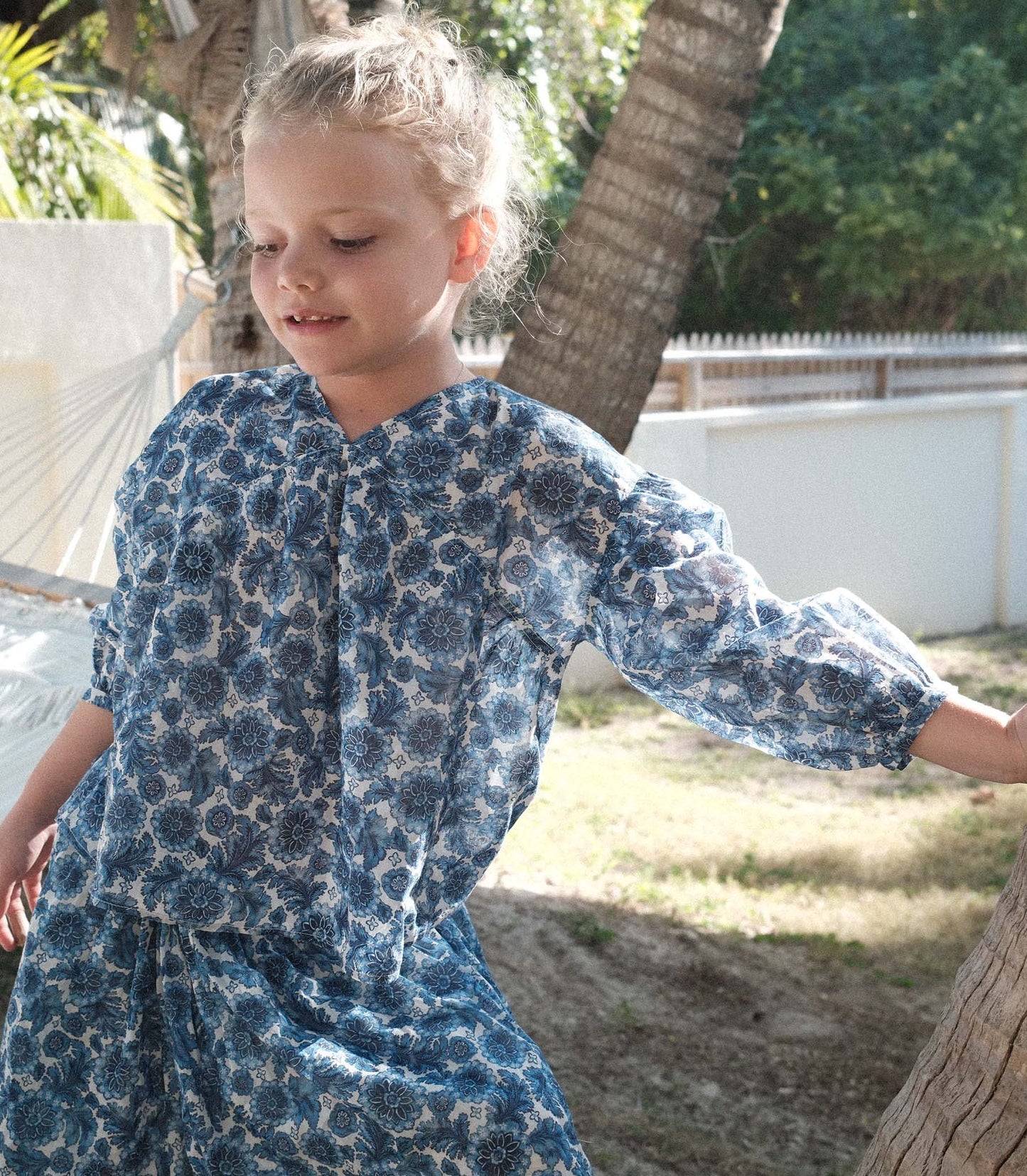 LITTLE MARCHE TOP -- BLEU SOLEIL FLEURIT